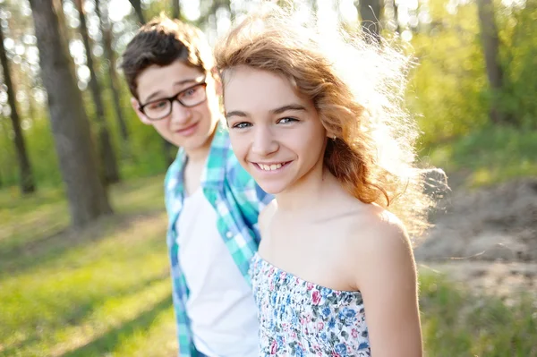 Retrato de um menino e menina no verão — Fotografia de Stock