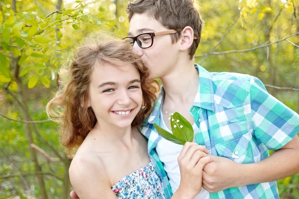 Retrato de um menino e menina no verão — Fotografia de Stock