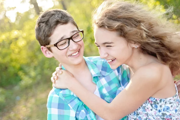 Retrato de um menino e menina no verão — Fotografia de Stock