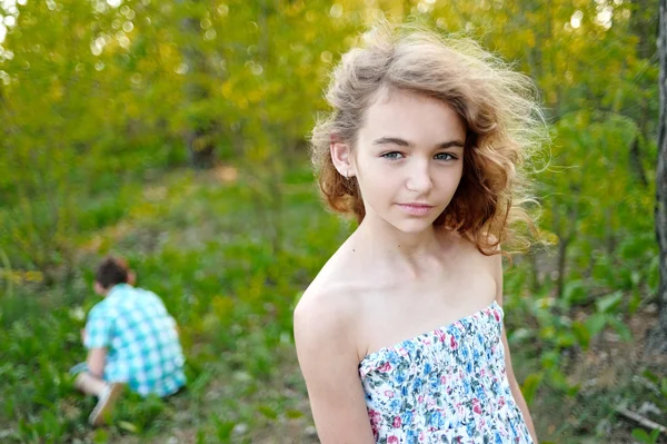 Retrato de um menino e menina no verão — Fotografia de Stock