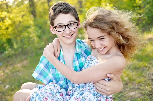 Retrato de un niño y una niña en verano —  Fotos de Stock