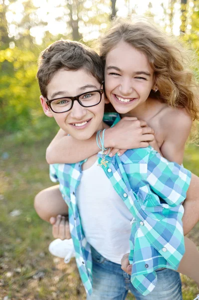 Portrait d'un garçon et d'une fille en été — Photo