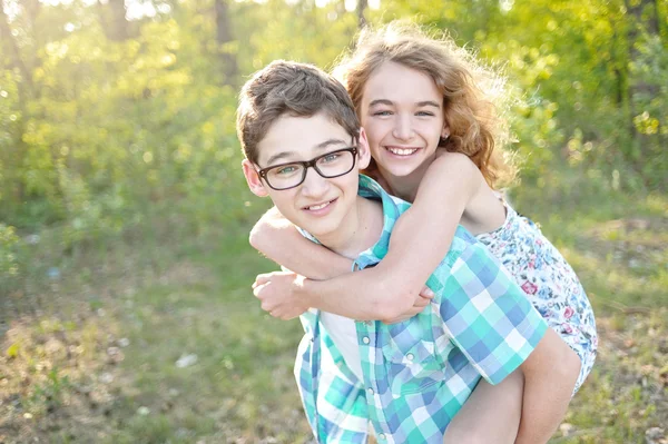 Portret van een jongen en meisje in de zomer — Stockfoto