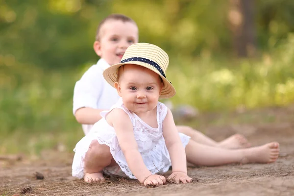 Retrato de um menino e menina no verão — Fotografia de Stock