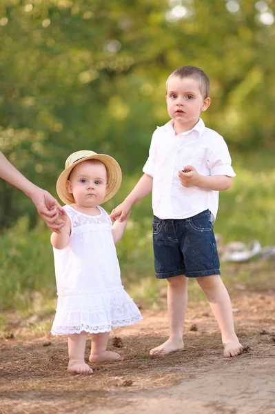 Porträtt av en pojke och flicka i sommar — Stockfoto