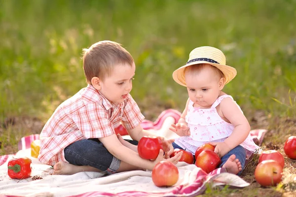 Portrait of a boy and girl  in summer — Stock Photo, Image