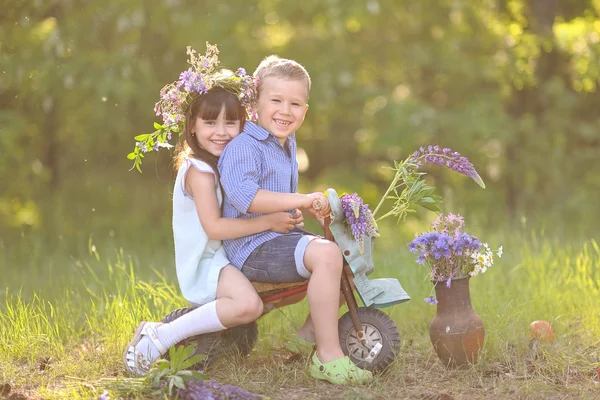 Portrét chlapce a dívky v létě — Stock fotografie