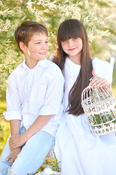 Retrato de um menino e menina no verão — Fotografia de Stock