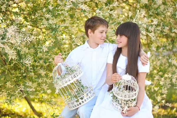 Porträt eines Jungen und eines Mädchens im Sommer — Stockfoto