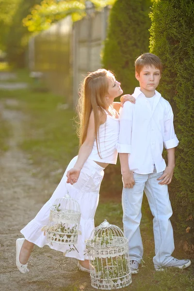 Retrato de un niño y una niña en verano — Foto de Stock