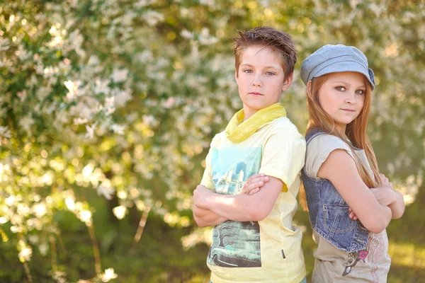 Retrato de um menino e menina no verão — Fotografia de Stock