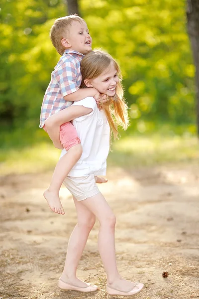 Porträtt av en pojke och flicka i sommar — Stockfoto