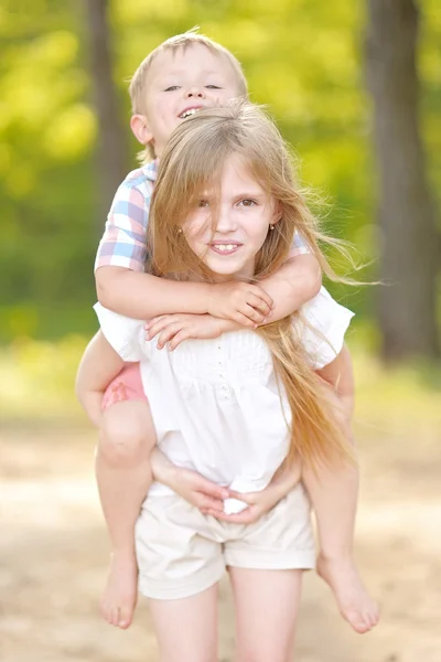 Πορτρέτο του ένα αγόρι και κορίτσι καλοκαίρι — Φωτογραφία Αρχείου