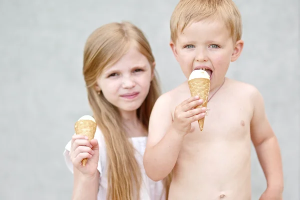 Retrato de um menino e menina no verão — Fotografia de Stock