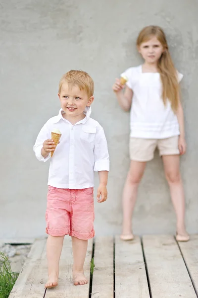 Porträtt av en pojke och flicka i sommar — Stockfoto