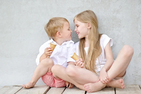 Porträt eines Jungen und eines Mädchens im Sommer — Stockfoto