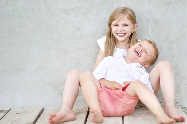 Retrato de un niño y una niña en verano — Foto de Stock