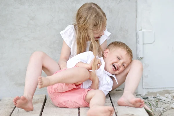 Retrato de un niño y una niña en verano — Foto de Stock