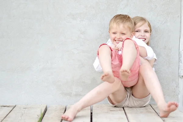 Porträt eines Jungen und eines Mädchens im Sommer — Stockfoto