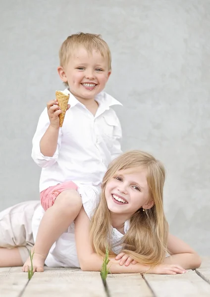 Portrait of a boy and girl  in summer — Stock Photo, Image