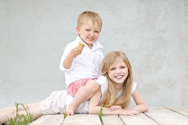 Retrato de un niño y una niña en verano — Foto de Stock