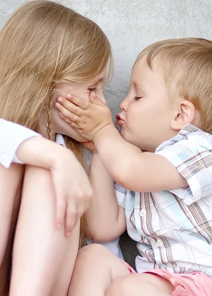 Portret van een jongen en meisje in de zomer — Stockfoto