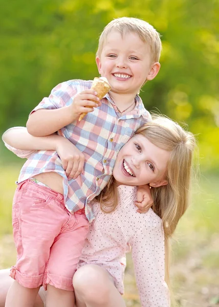 Porträt eines Jungen und eines Mädchens im Sommer — Stockfoto