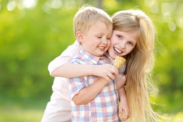 Portrait of a boy and girl  in summer — Stock Photo, Image