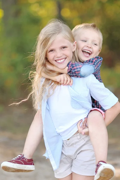 Portrait of a boy and girl  in summer — Stock Photo, Image