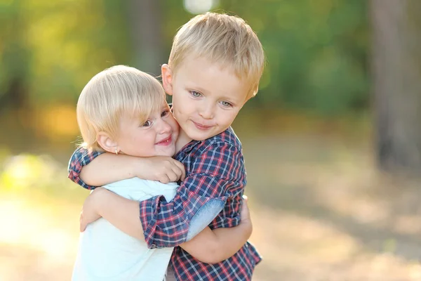 Porträt eines Jungen und eines Mädchens im Sommer — Stockfoto