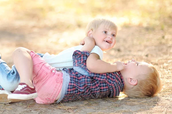 Porträt eines Jungen und eines Mädchens im Sommer — Stockfoto