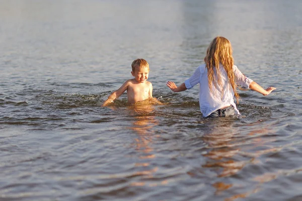 Porträtt av en pojke och flicka i sommar — Stockfoto