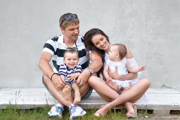 Porträtt av en lycklig familj i sommaren på natur — Stockfoto