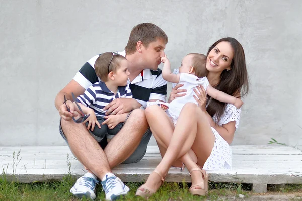 Retrato de una familia feliz en el verano sobre la naturaleza —  Fotos de Stock