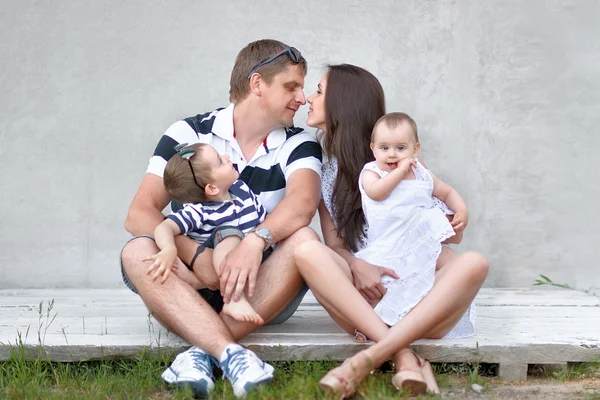 Porträtt av en lycklig familj i sommaren på natur — Stockfoto