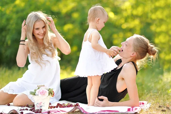 Portret van een gelukkige familie in de zomer op de aard — Stockfoto