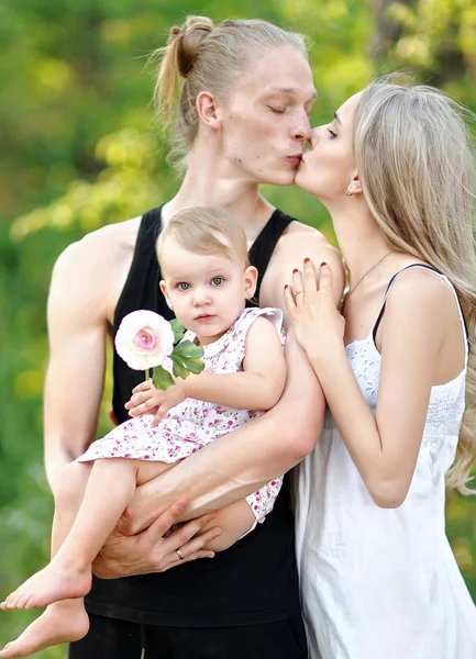 Retrato de uma família feliz no verão sobre a natureza — Fotografia de Stock