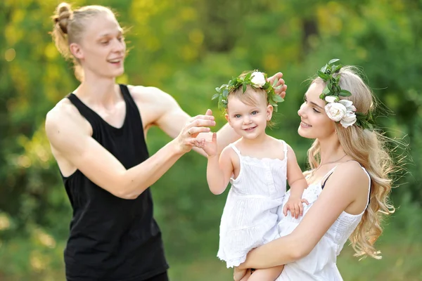 Porträt einer glücklichen Familie im Sommer in der Natur — Stockfoto