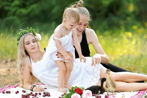 Portret van een gelukkige familie in de zomer op de aard — Stockfoto