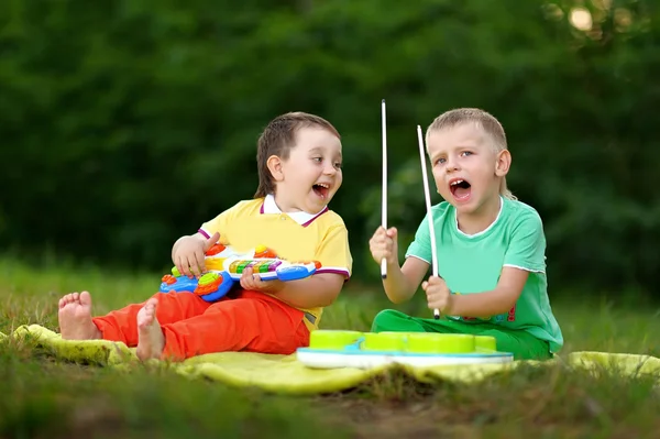 Portrait de deux garçons en plein air en été — Photo