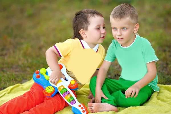 Portrét dvou chlapců, v létě venku — Stock fotografie