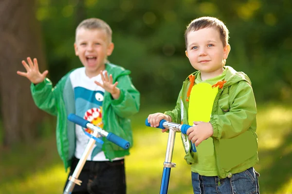 Portrait of two boys in the summer outdoors — Stock Photo, Image