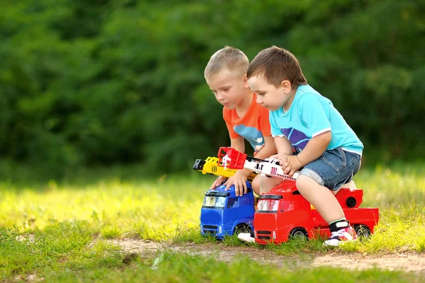 Portrait of two boys in the summer outdoors — Stock Photo, Image