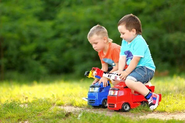 Portrait of two boys in the summer outdoors — Stock Photo, Image