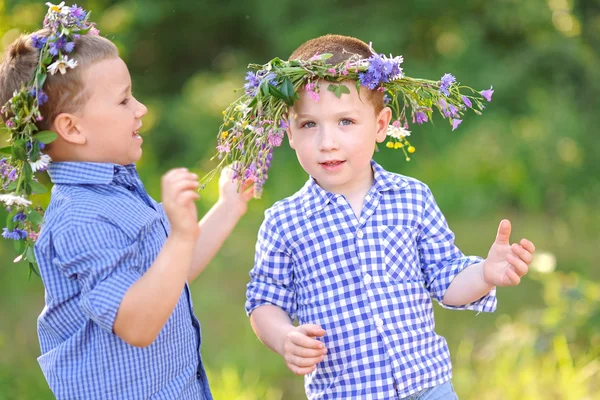 Portrait of two boys in the summer outdoors — Stock Photo, Image