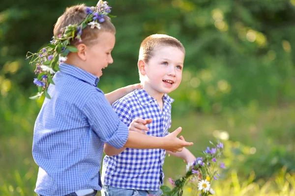 Porträtt av två pojkar i sommaren utomhus — Stockfoto