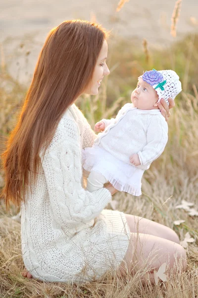 Porträtt av en lycklig familj i sommaren på natur — Stockfoto