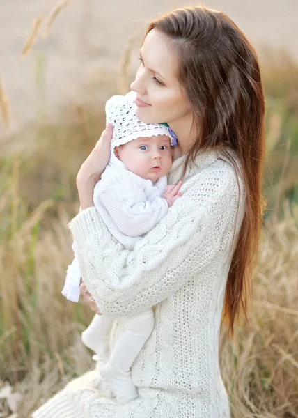 Porträtt av en lycklig familj i sommaren på natur — Stockfoto