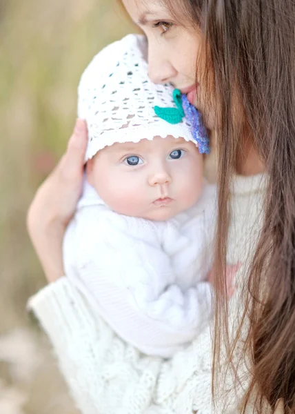 Retrato de uma família feliz no verão sobre a natureza — Fotografia de Stock