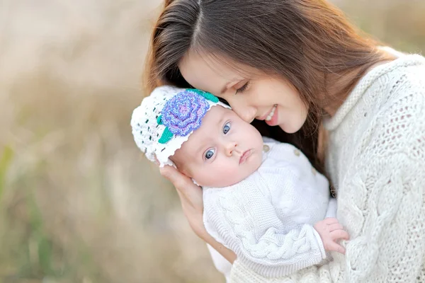 Porträt einer glücklichen Familie im Sommer in der Natur — Stockfoto